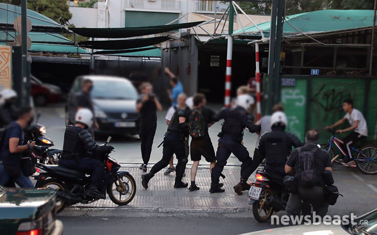 Ένταση με αστυνομικούς και διαδηλωτές έξω από την ΑΣΟΕΕ