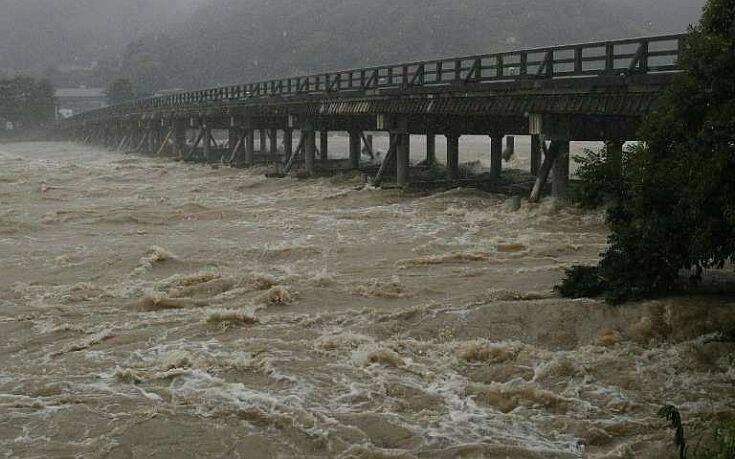 Καταρρακτώδεις βροχές συνεχίζουν σαρώνουν την Ιαπωνία, 34 νεκροί και 14 αγνοούμενοι