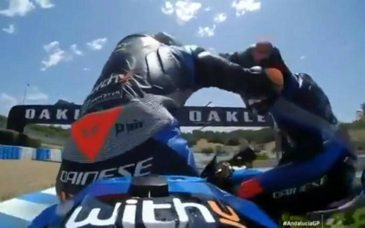 Moto 2: Έπεσαν από τις μηχανές την ώρα που πανηγύριζαν