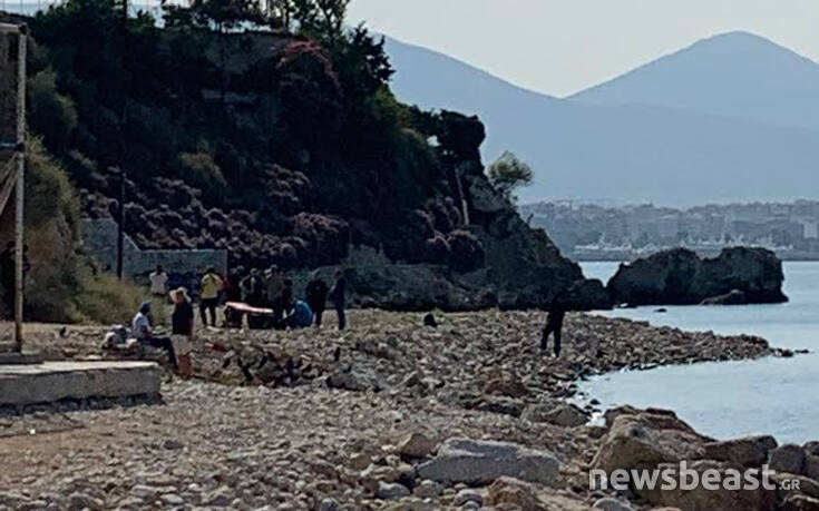 Θρίλερ στον Πειραιά: Εικόνες από την παραλία Βοτσαλάκια που βρέθηκε το πτώμα