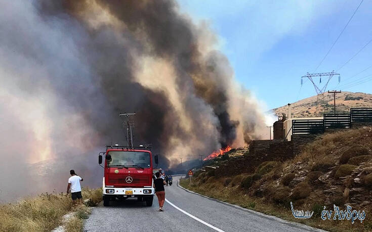 Φωτιά στην Άνδρο: Οι πρώτες εικόνες – Σε ετοιμότητα οι Αρχές για εκκένωση οικισμών