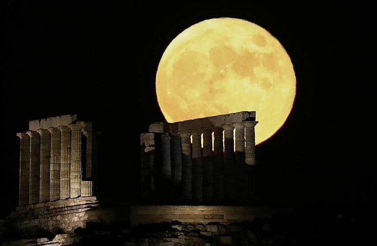Εντυπωσιακό το φεγγάρι του «κόκκινου ελαφιού» στο Σούνιο