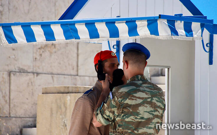 Οι Εύζωνες στον Άγνωστο Στρατιώτη λιώνουν από τον καύσωνα – Συνθήκες ασφυξίας στην Αθήνα
