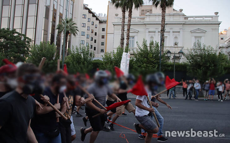 Καρέ – καρέ η ένταση στο Σύνταγμα: Αποφασισμένοι διαδηλωτές με κόκκινες σημαίες εναντίον ΜΑΤ