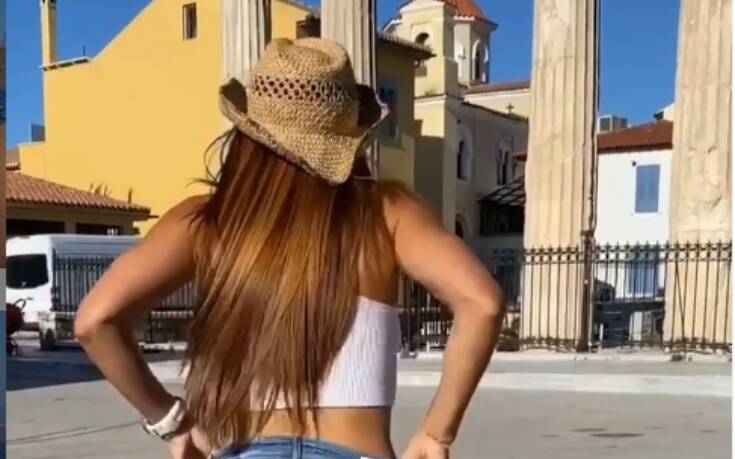 Ισπανίδα γυμνάστρια κατέβασε το σορτσάκι της και πόζαρε στο κέντρο της Αθήνας