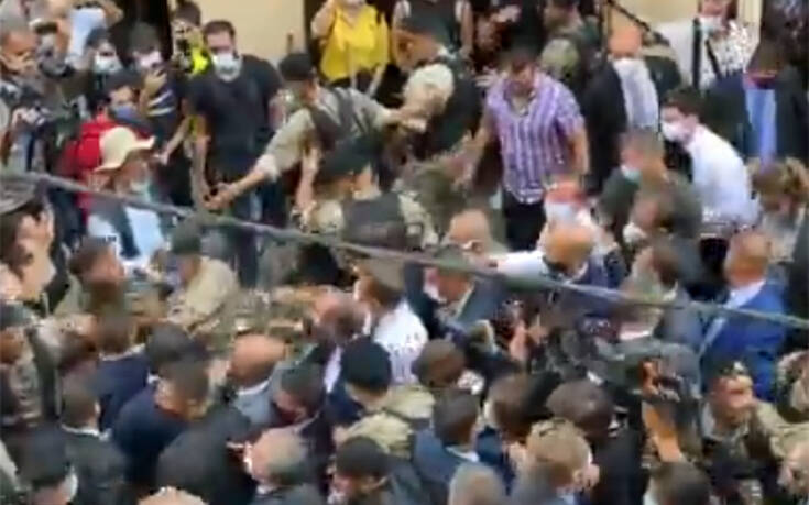 Οργισμένοι οι Λιβανέζοι – Δραματικές στιγμές και εικόνες χάους στη Βηρυτό: «Βοηθήστε μας! Επανάσταση!»