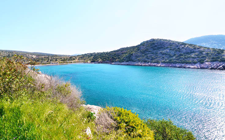 Η απάνεμη παραλία της Αττικής με τα ρηχά νερά