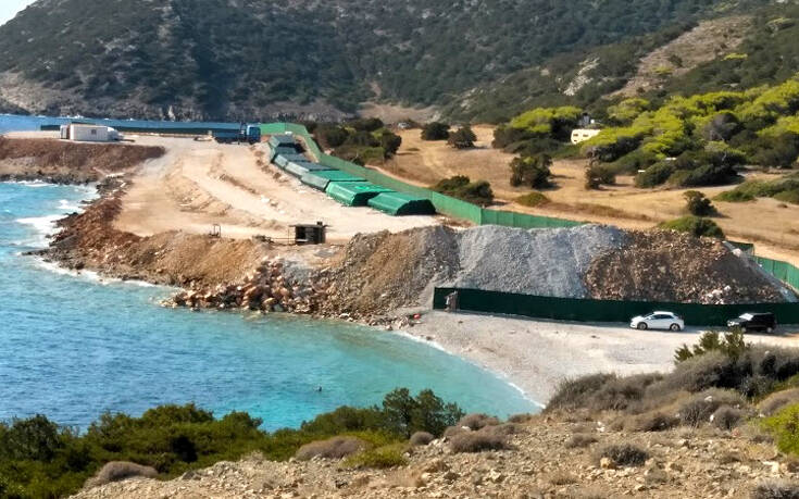 Σε ένα απέραντο εργοτάξιο έχει μετατραπεί η μαγευτική παραλία της Χαμολιάς