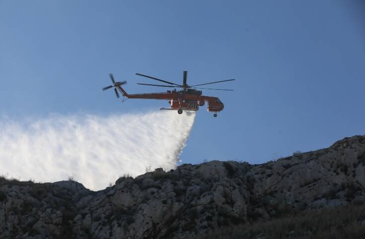 Εντυπωσιακές εικόνες από την εναέρια κατάσβεση της φωτιάς στο όρος Αιγάλεω