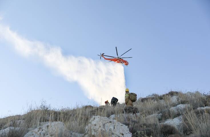 Εντυπωσιακές εικόνες από την εναέρια κατάσβεση της φωτιάς στο όρος Αιγάλεω