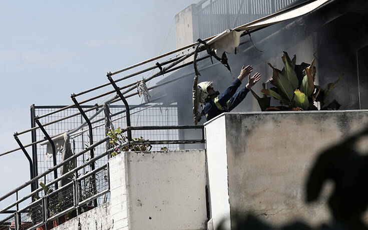 Συγκλονιστικές εικόνες από την τραγωδία στην Κυψέλη: Η μάχη των πυροσβεστών στο φλεγόμενο διαμέρισμα
