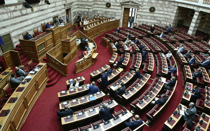 Υπερψηφίστηκαν στη Βουλή οι επίμαχες τροπολογίες για τα εργασιακά