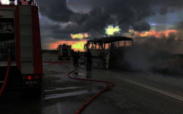 Λαμπάδιασε λεωφορείο στην εθνική οδό, στην Φθιώτιδα