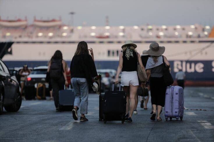 Φεύγουν για διακοπές οι πρώτοι αδειούχοι του Αυγούστου &#8211; Αυξημένη η κίνηση στο λιμάνι του Πειραιά