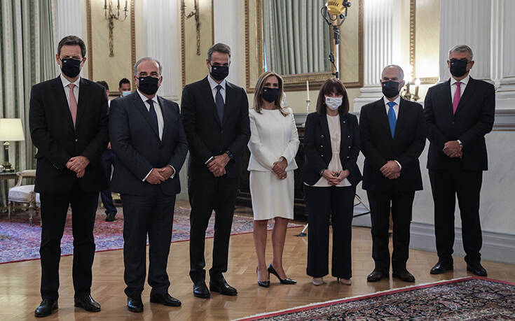 Φορώντας μάσκα με την ελληνική σημαία ορκίστηκαν τα μέλη της κυβέρνησης