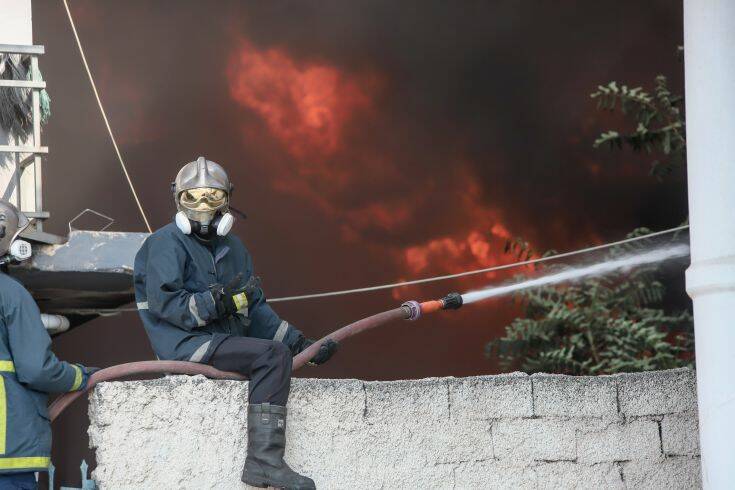 Δείτε φωτογραφίες από τη μεγάλη φωτιά σε εργοστάσιο πλαστικών στη Μεταμόρφωση