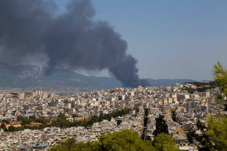 Φωτιά στη Μεταμόρφωση: Βίντεο του Εθνικού Αστεροσκοπείου από τη διασπορά του τοξικού καπνού