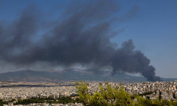 Φωτιά στη Μεταμόρφωση: Ποιες ήταν οι ώρες με τη μεγαλύτερη συγκέντρωση μικροσωματιδίων στην ατμόσφαιρα