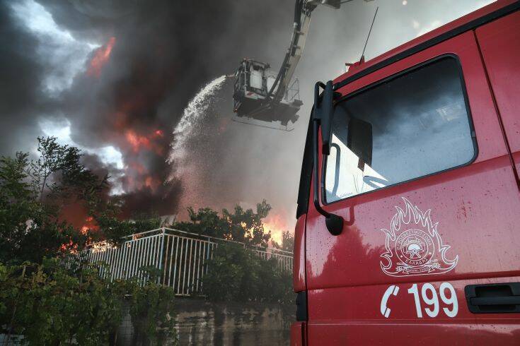 Συνεχίζει να καίει η φωτιά στη Μεταμόρφωση – Κατέρρευσε τμήμα του εργοστασίου