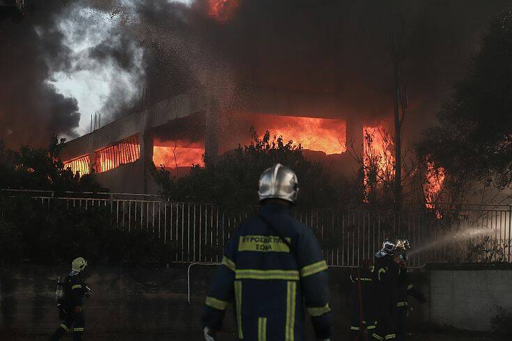 Φωτιά στη Μεταμόρφωση: Η «μάχη» με τις φλόγες θα συνεχιστεί και τις βραδυνές ώρες