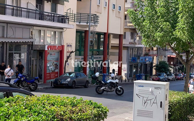 Δύο τηλεφωνήματα για βόμβα σε τράπεζες στη Θεσσαλονίκη &#8211; Εικόνες από το σημείο