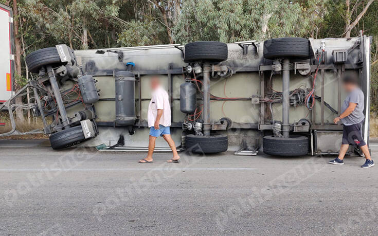 Νταλίκα ανετράπη στην εθνική οδό Πύργου-Πατρών – Δύο τραυματίες