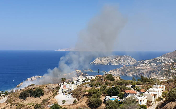 Φωτιά τώρα στην Αγία Πελαγία στην Κρήτη: Μαίνεται κοντά σε σπίτια και ξενοδοχεία