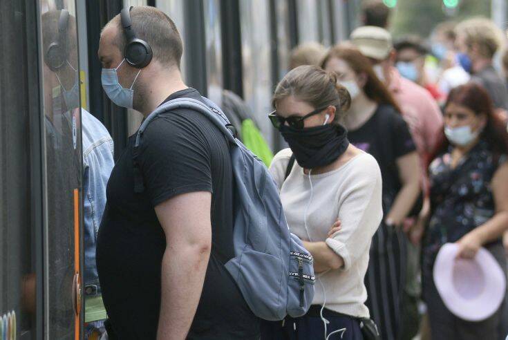Προβληματίζει η ηλικία των νοσούντων από κορονοϊό – Κατεβαίνει επικίνδυνα ο μέσος όρος