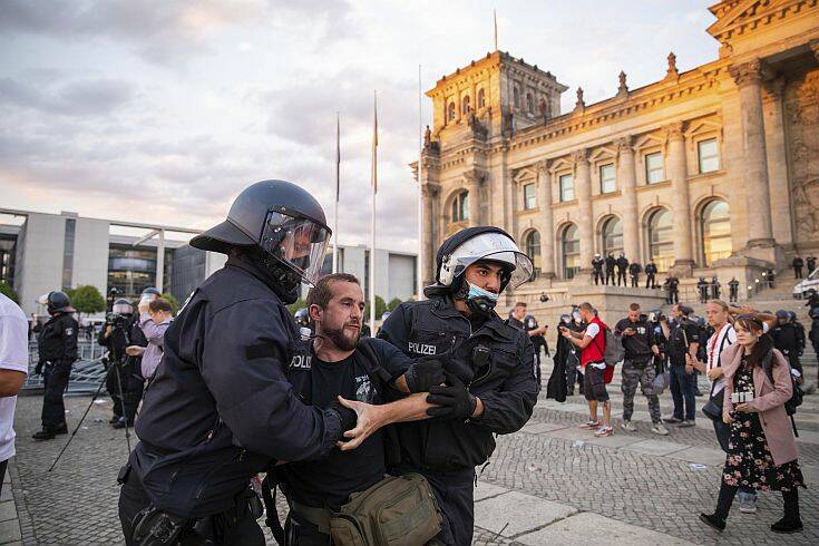 Σταϊνμάϊερ: Επίθεση κατά της δημοκρατίας μας οι σημαίες της αυτοκρατορικής Γερμανίας μπροστά στο κοινοβούλιο