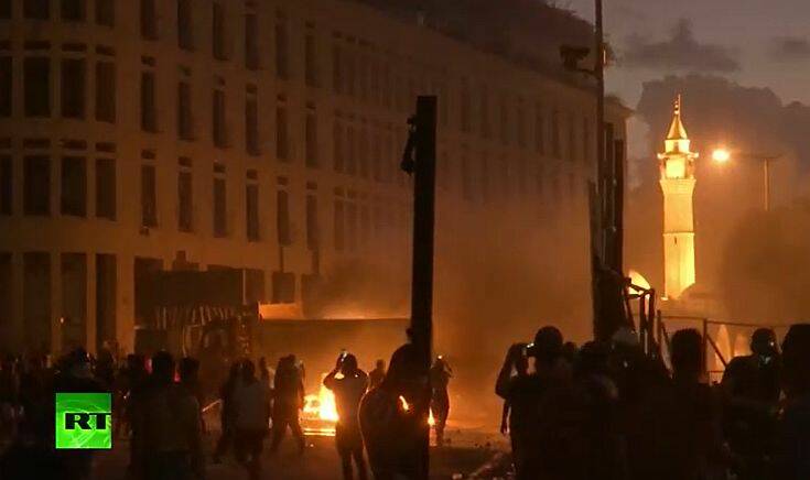 Δείτε Live: Φλέγεται η Βηρυτός – Ένας νεκρός αστυνομικός, δεκάδες διαδηλωτές τραυματίες