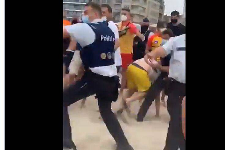 Επεισόδια σε παραλία στο Βέλγιο &#8211; Παραθεριστές επιτέθηκαν σε αστυνομικούς που πήγαν να διώξουν