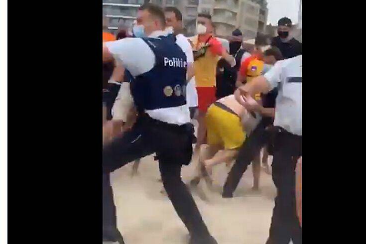 Επεισόδια σε παραλία στο Βέλγιο – Παραθεριστές επιτέθηκαν σε αστυνομικούς που πήγαν να διώξουν