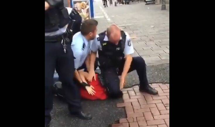 Σοκ προκαλεί το βίντεο με αστυνομικό στη Γερμανία να πατά στο λαιμό ανήλικο
