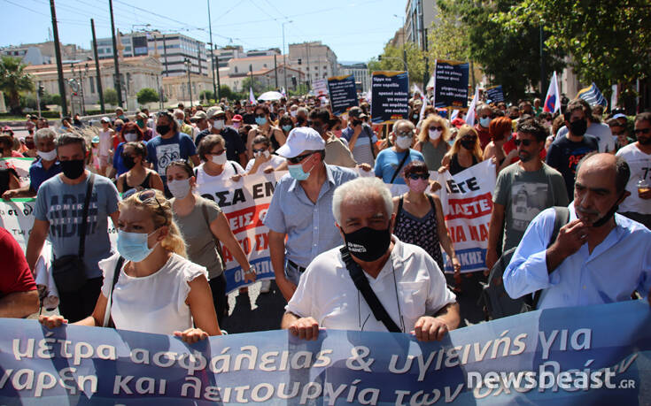 Ξεκίνησε η πορεία των εκπαιδευτικών στα Προπύλαια