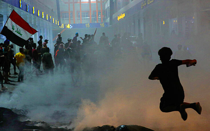 Protesters partake in an anti government protest demanding free elections and against corruption outside the provincial council building in Basra Iraq Associated Press, οι καλυτερεΣ φωτογραφιεΣ τηΣ εβδομαδαΣ