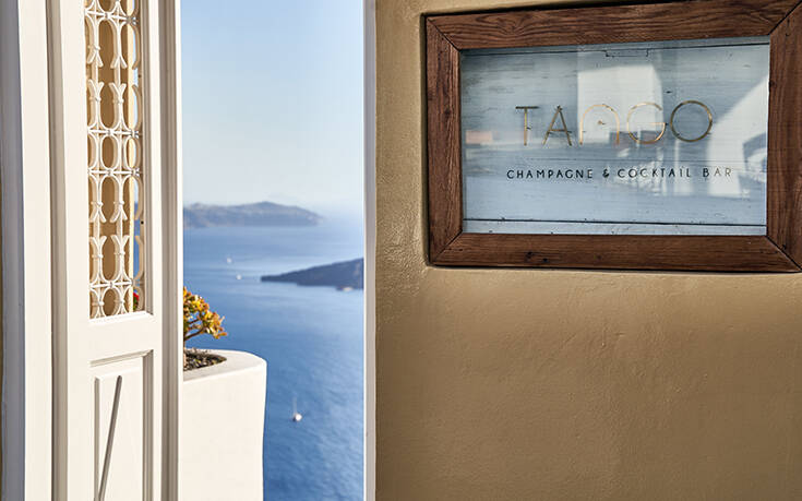 Tango Champagne & Cocktail Bar, το πιο ατμοσφαιρικό μπαρ στο πιο σαγηνευτικό σημείο της Σαντορίνης