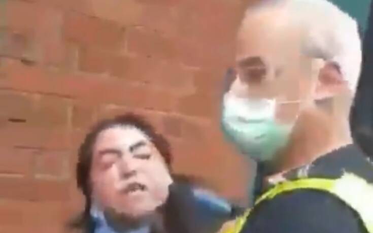 Σάλος στην Αυστραλία: Αστυνομικός πιάνει από το λαιμό και συλλαμβάνει γυναίκα επειδή δεν φορούσε μάσκα