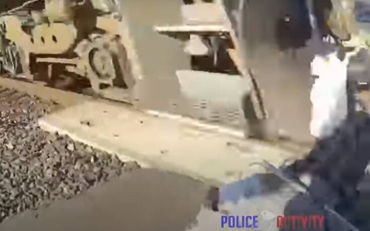 Βίντεο που κόβει την ανάσα: Αστυνομικός έσωσε ηλικιωμένο σε καροτσάκι που είχε κολλήσει στις γραμμές του τρένου