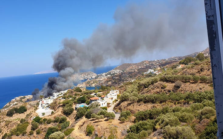 Συνεχίζεται η μάχη με τις φλόγες στην Αγία Πελαγία Κρήτης