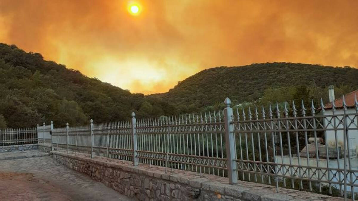 Σε εξέλιξη η μεγάλη φωτιά στη Μάνη &#8211;  Καίει σε διάσπαρτες εστίες