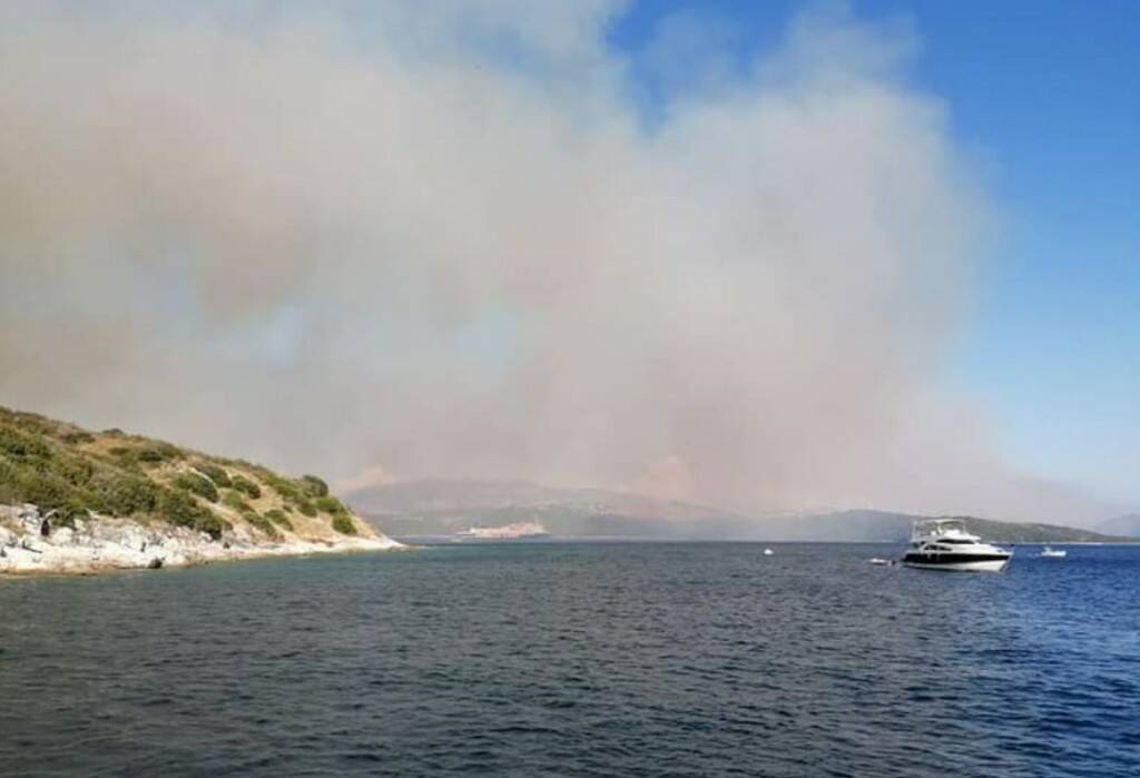 Κέρκυρα: Σε εξέλιξη φωτιά στον Άγιο Στέφανο &#8211; Το Λιμενικό απομάκρυνε λουόμενους από τις κοντινές παραλίες