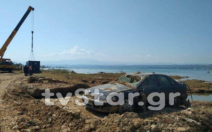 Πλημμύρες στην Εύβοια: Έβγαλαν από τη θάλασσα 9 αυτοκίνητα