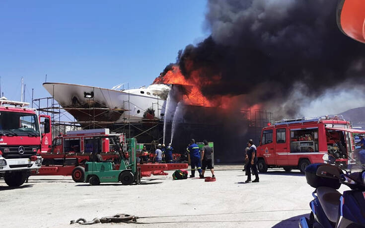 Φωτιά και έκρηξη σε ναυπηγείο στη Σύρο: Θαλαμηγός έγινε στάχτη