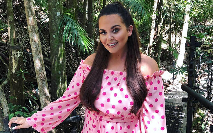 Scarlett Moffatt: Ποζάρει με μαγιό και στέλνει μήνυμα σε όσους ντρέπονται για το σώμα τους