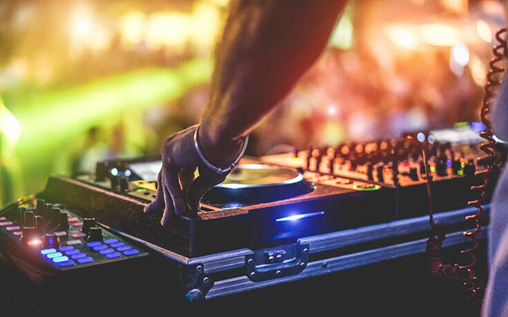 Ο DJ των κορονοπάρτι στην Κυψέλη καλείται από τον εισαγγελέα για εξηγήσεις