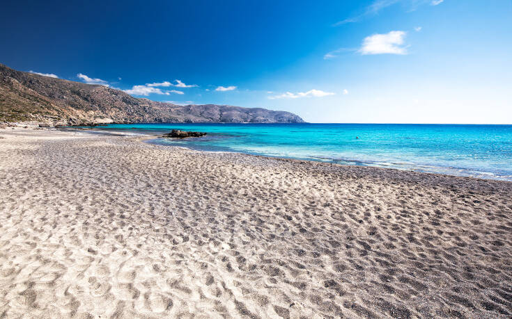 Ο ανέγγιχτος παράδεισος της Κρήτης με την λευκή αμμουδιά και τους κέδρους