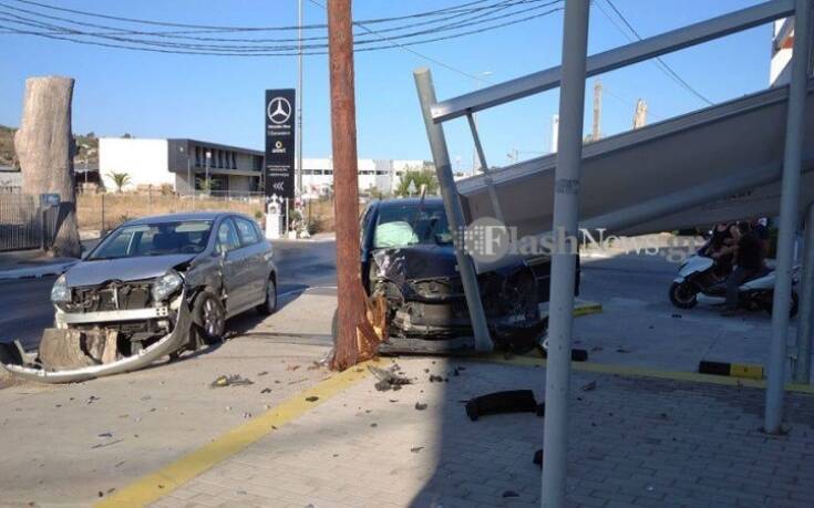 Εικόνες από τροχαίο στα Χανιά: Σφοδρή σύγκρουση αυτοκινήτων &#8211; Το ένα αμάξι σταμάτησε πάνω σε κολόνα