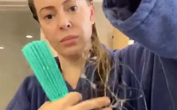Σοκάρει η Αλίσα Μιλάνο: Δείχνει πώς πέφτουν τα μαλλιά της λόγω κορονοϊού