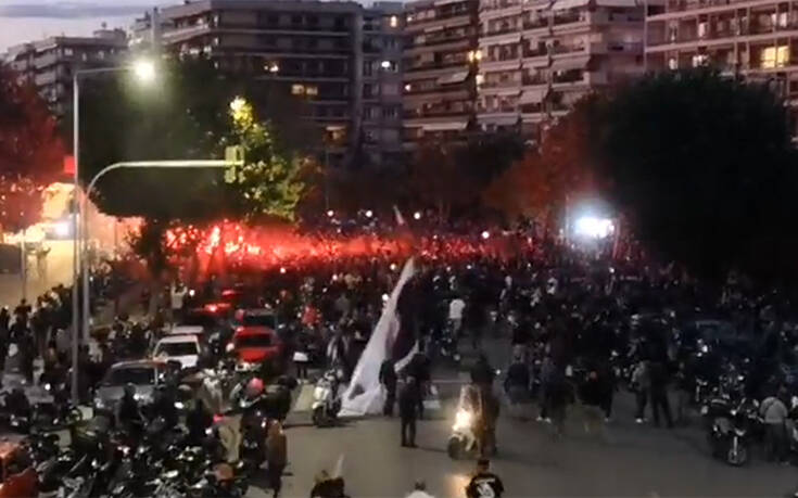 Δίπλα στον ΠΑΟΚ ο κόσμος του – Συγκέντρωση έξω από το Μακεδονία Παλλάς και συνθήματα πρόκρισης