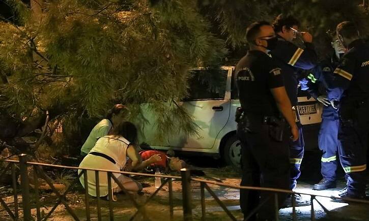 Δέντρο καταπλάκωσε περαστικό στο Χαλάνδρι – Σοβαρά χτυπημένος στο κεφάλι ο άνδρας